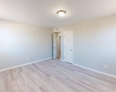 910 Gateway Boulevard - Photo Thumbnail 9