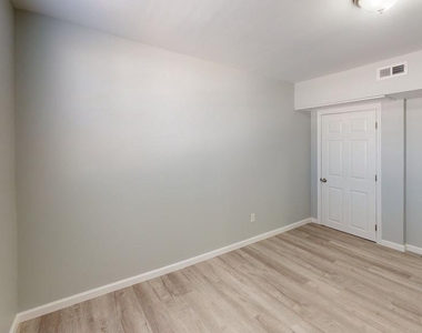 910 Gateway Boulevard - Photo Thumbnail 8