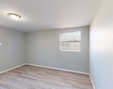 910 Gateway Boulevard - Photo Thumbnail 12