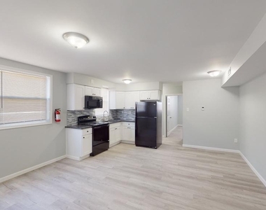 910 Gateway Boulevard - Photo Thumbnail 3