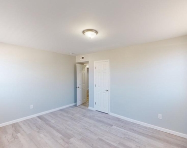 910 Gateway Boulevard - Photo Thumbnail 13