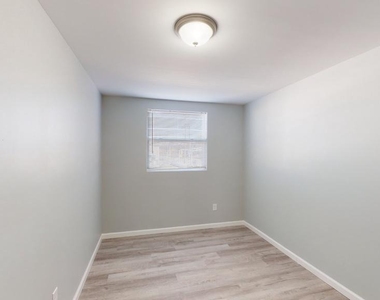 910 Gateway Boulevard - Photo Thumbnail 10