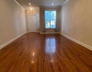 196 Chancellor Drive - Photo Thumbnail 3