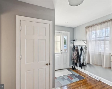 221 Center Street - Photo Thumbnail 9