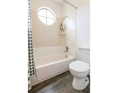 912 W 22nd St - Photo Thumbnail 7