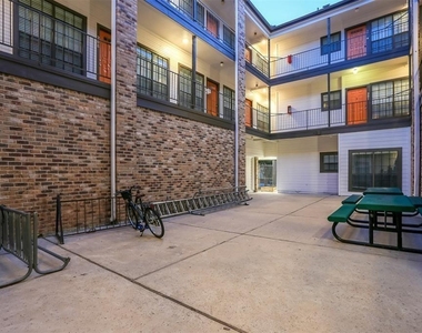 912 W 22nd St - Photo Thumbnail 14
