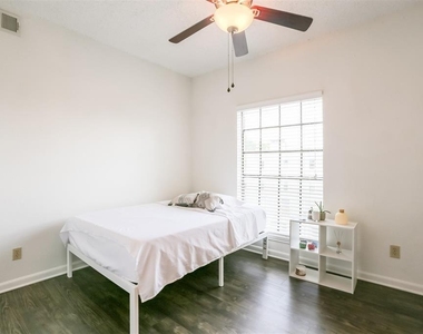 912 W 22nd St - Photo Thumbnail 9