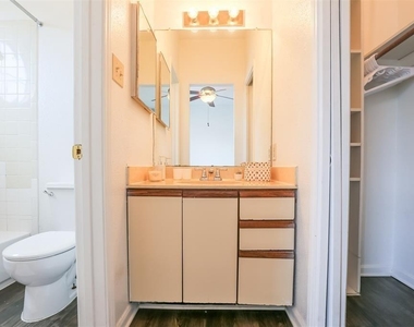 912 W 22nd St - Photo Thumbnail 8