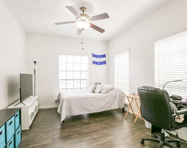 912 W 22nd St - Photo Thumbnail 5