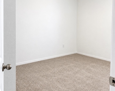 13606 Gunnison Grove Ave - Photo Thumbnail 6