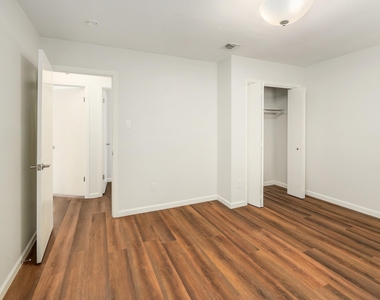 8206 Wavertree Ct - Photo Thumbnail 14