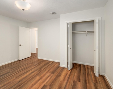 8206 Wavertree Ct - Photo Thumbnail 13