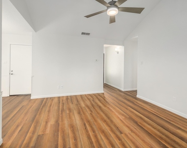 8206 Wavertree Ct - Photo Thumbnail 4