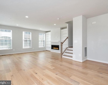 627 Halsey Way - Photo Thumbnail 10