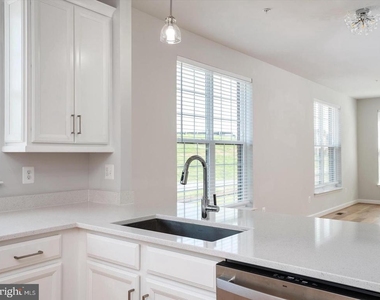 627 Halsey Way - Photo Thumbnail 8