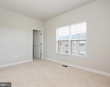 627 Halsey Way - Photo Thumbnail 23