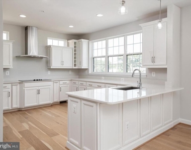 627 Halsey Way - Photo Thumbnail 5