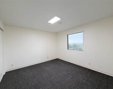 40 N Interstate 35 - Photo Thumbnail 9