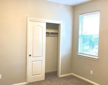10808 Sky Rock Dr - Photo Thumbnail 12