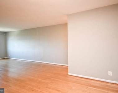 8315 N Brook Lane - Photo Thumbnail 7