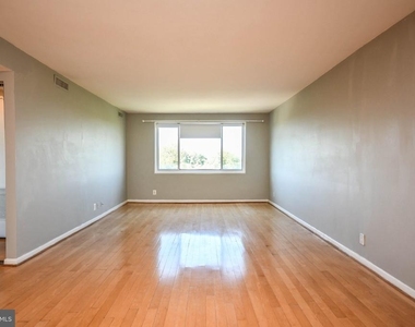 8315 N Brook Lane - Photo Thumbnail 4