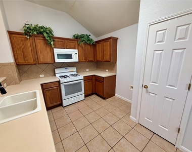 1517 Hawk Dr - Photo Thumbnail 7