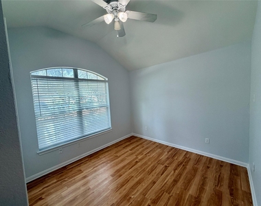 1517 Hawk Dr - Photo Thumbnail 15