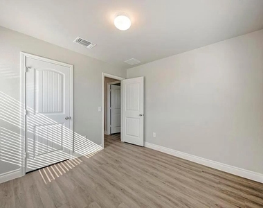 6713 Branrust Dr - Photo Thumbnail 23