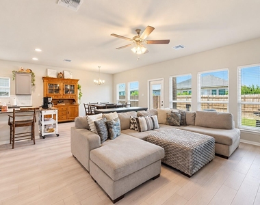 1125 Lakeway Crossing Dr - Photo Thumbnail 8