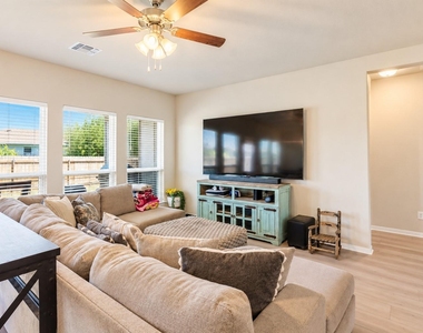 1125 Lakeway Crossing Dr - Photo Thumbnail 1