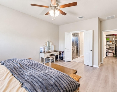 1125 Lakeway Crossing Dr - Photo Thumbnail 11