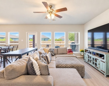 1125 Lakeway Crossing Dr - Photo Thumbnail 2