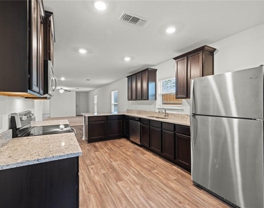 101 Fairfax Ln - Photo Thumbnail 14