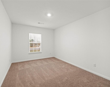 101 Fairfax Ln - Photo Thumbnail 9