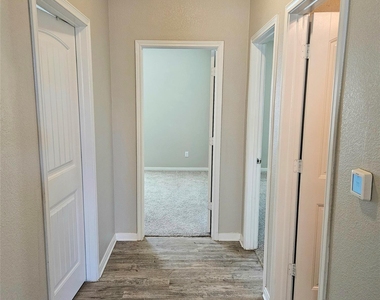 613 Donegal Ln - Photo Thumbnail 8
