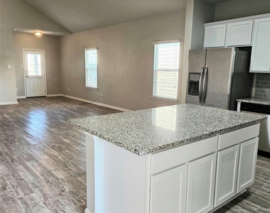 613 Donegal Ln - Photo Thumbnail 2