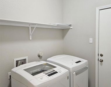 613 Donegal Ln - Photo Thumbnail 14
