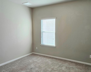 613 Donegal Ln - Photo Thumbnail 7