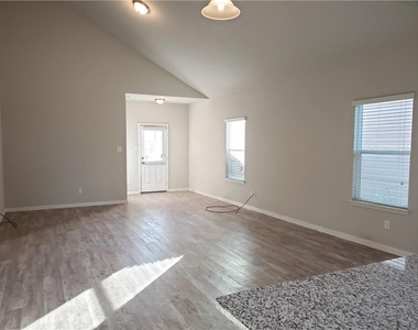 613 Donegal Ln - Photo Thumbnail 4