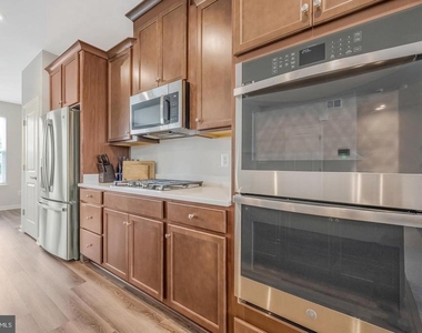 10303 Alta Place - Photo Thumbnail 4