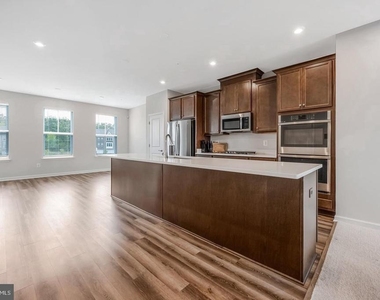 10303 Alta Place - Photo Thumbnail 3