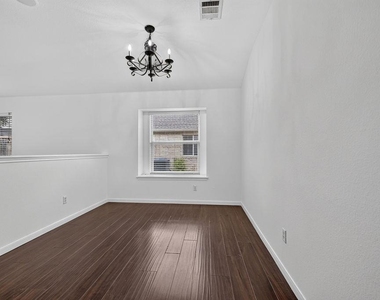 2113 Pearson Way - Photo Thumbnail 9
