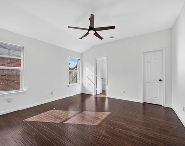 2113 Pearson Way - Photo Thumbnail 15