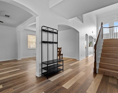 580 Clear Springs Holw - Photo Thumbnail 1