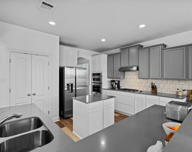 580 Clear Springs Holw - Photo Thumbnail 10