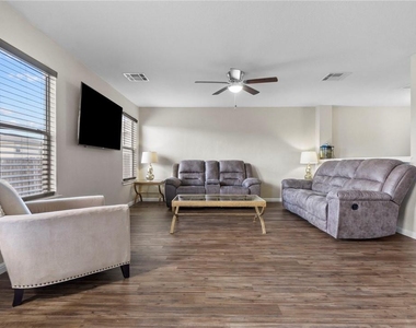 18425 Crestwind Ln - Photo Thumbnail 4