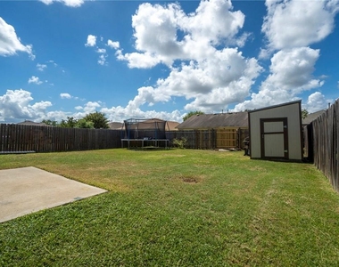 18425 Crestwind Ln - Photo Thumbnail 3