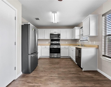 18425 Crestwind Ln - Photo Thumbnail 9