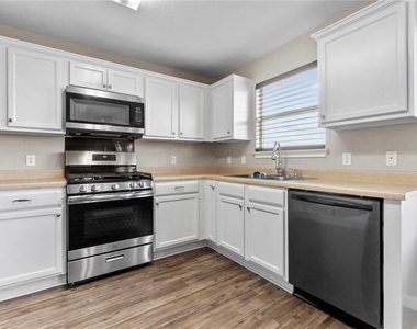 18425 Crestwind Ln - Photo Thumbnail 6