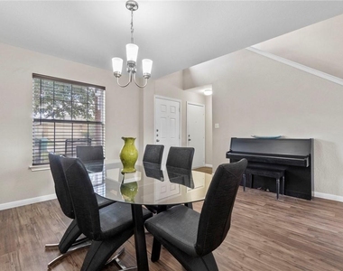 18425 Crestwind Ln - Photo Thumbnail 10